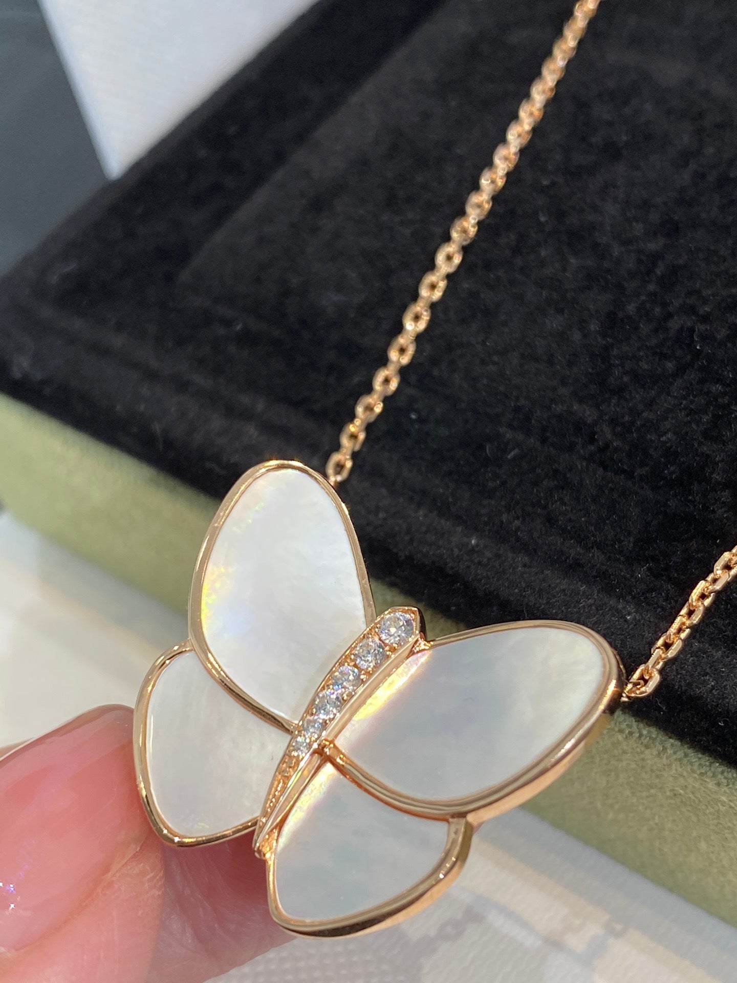 [Glitter Jewelry]BUTTERFLY GOLD MOP DIAMOND NECKLACE