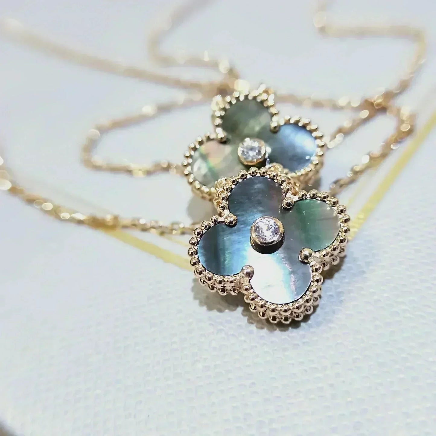 [Glitter Jewelry]CLOVER 15MM DIAMOND AND MOTHER-OF-GREY NECKLACE