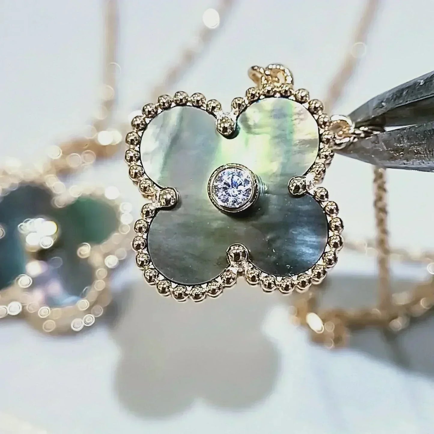 [Glitter Jewelry]CLOVER 15MM DIAMOND AND MOTHER-OF-GREY NECKLACE