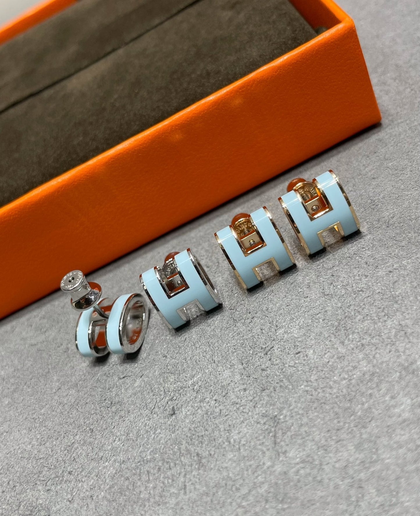 [Glitter Jewelry]POP H SKY BLUE STUD EARRINGS