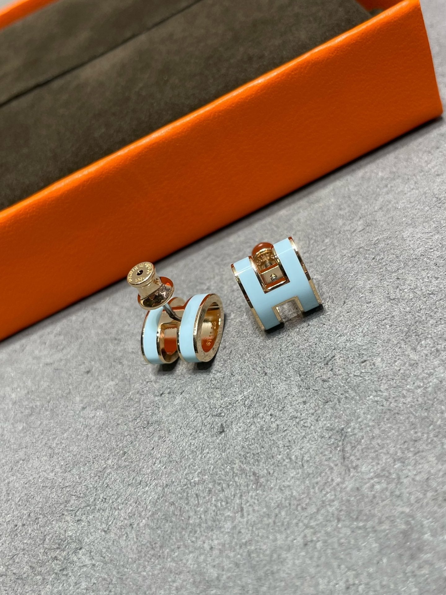 [Glitter Jewelry]POP H SKY BLUE STUD EARRINGS