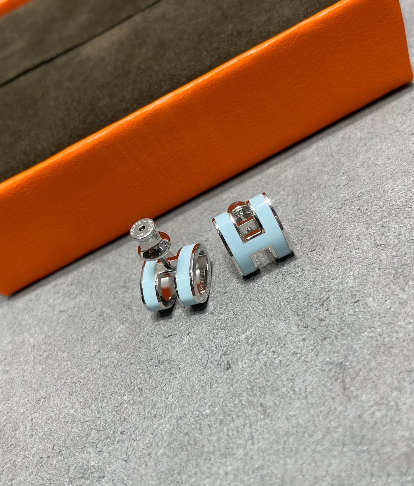 [Glitter Jewelry]POP H SKY BLUE STUD EARRINGS