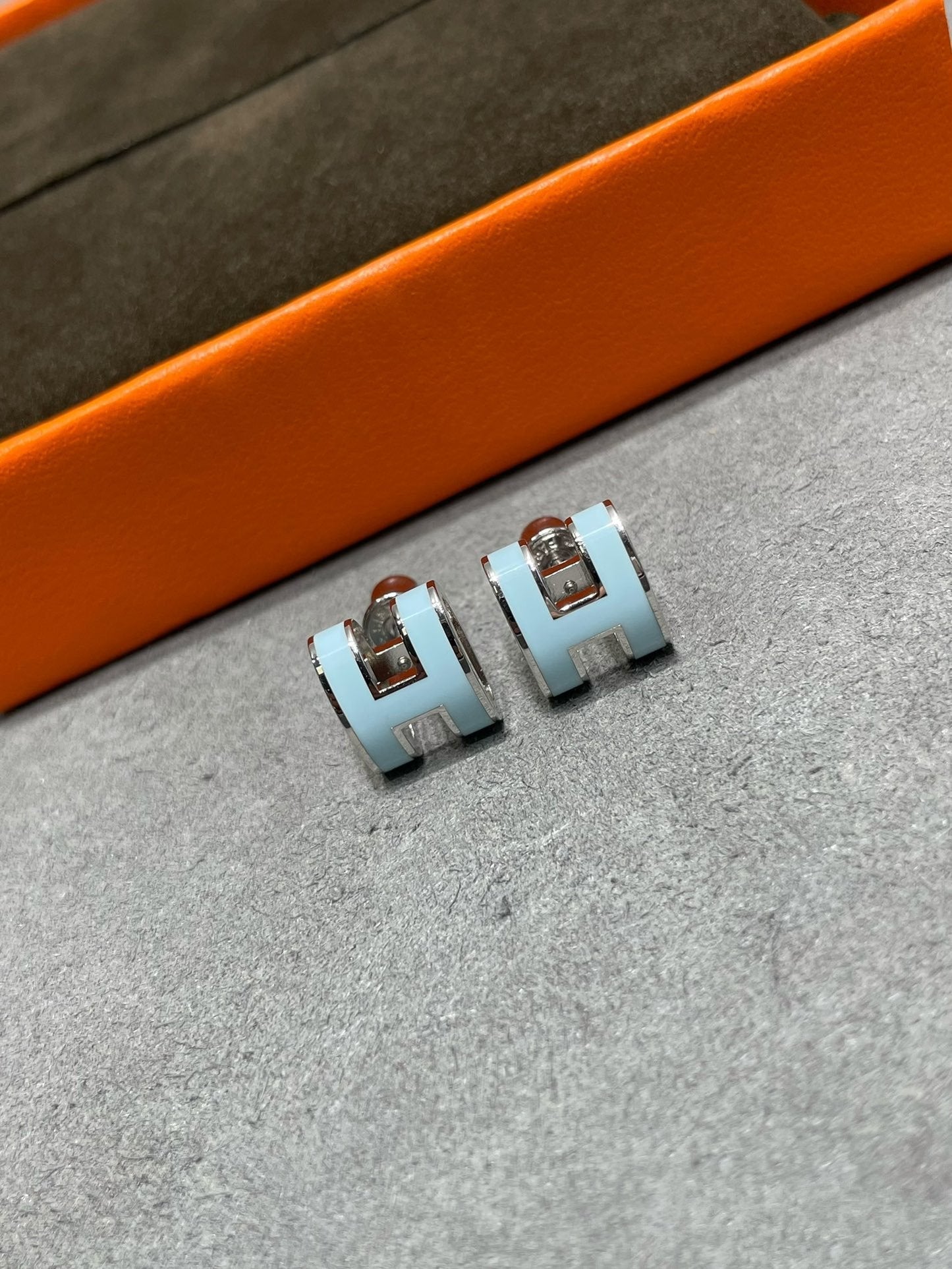 [Glitter Jewelry]POP H SKY BLUE STUD EARRINGS