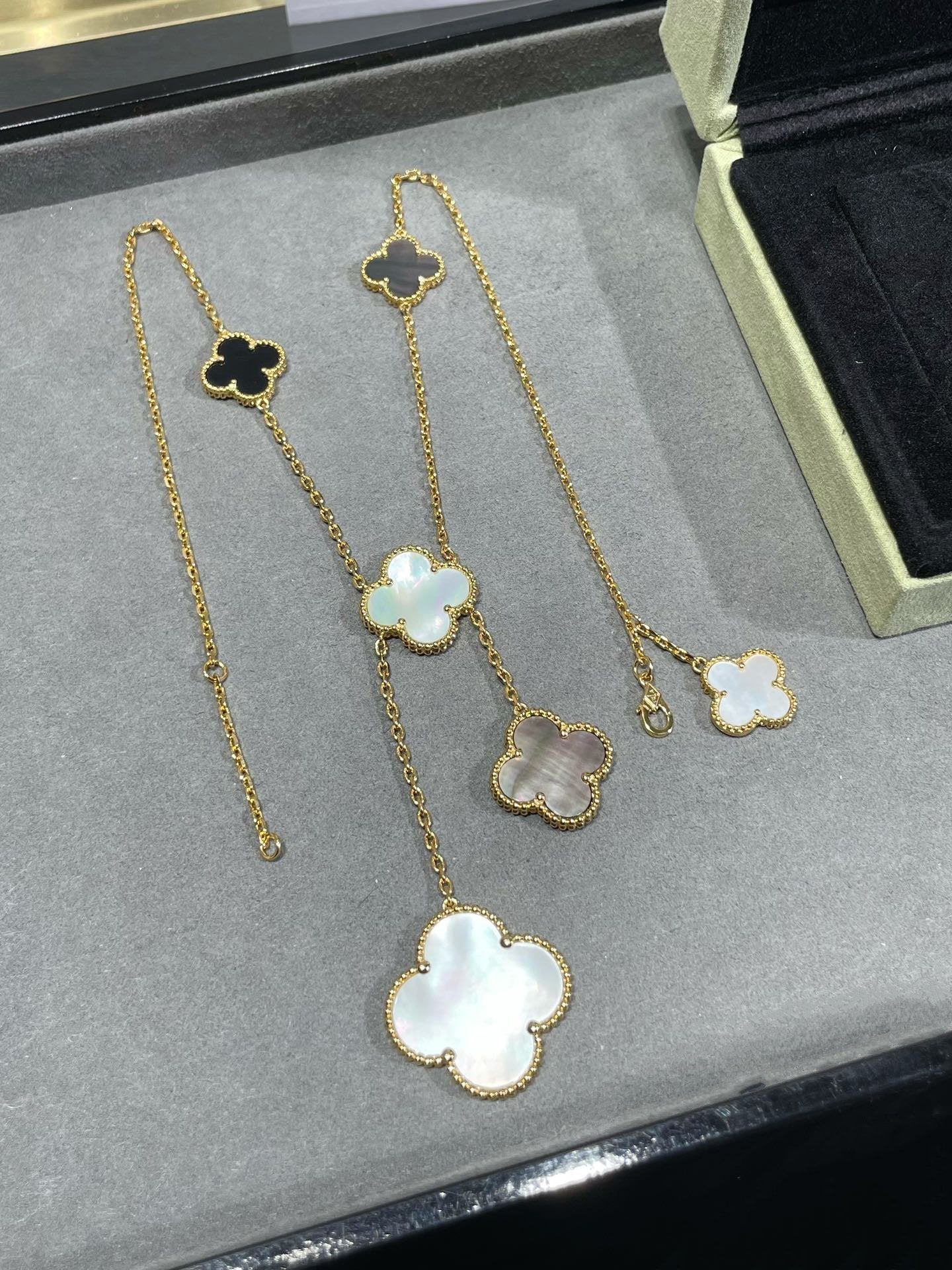 [Glitter Jewelry]CLOVER 6 MOTIF MOP ONYX GOLD NECKLACE