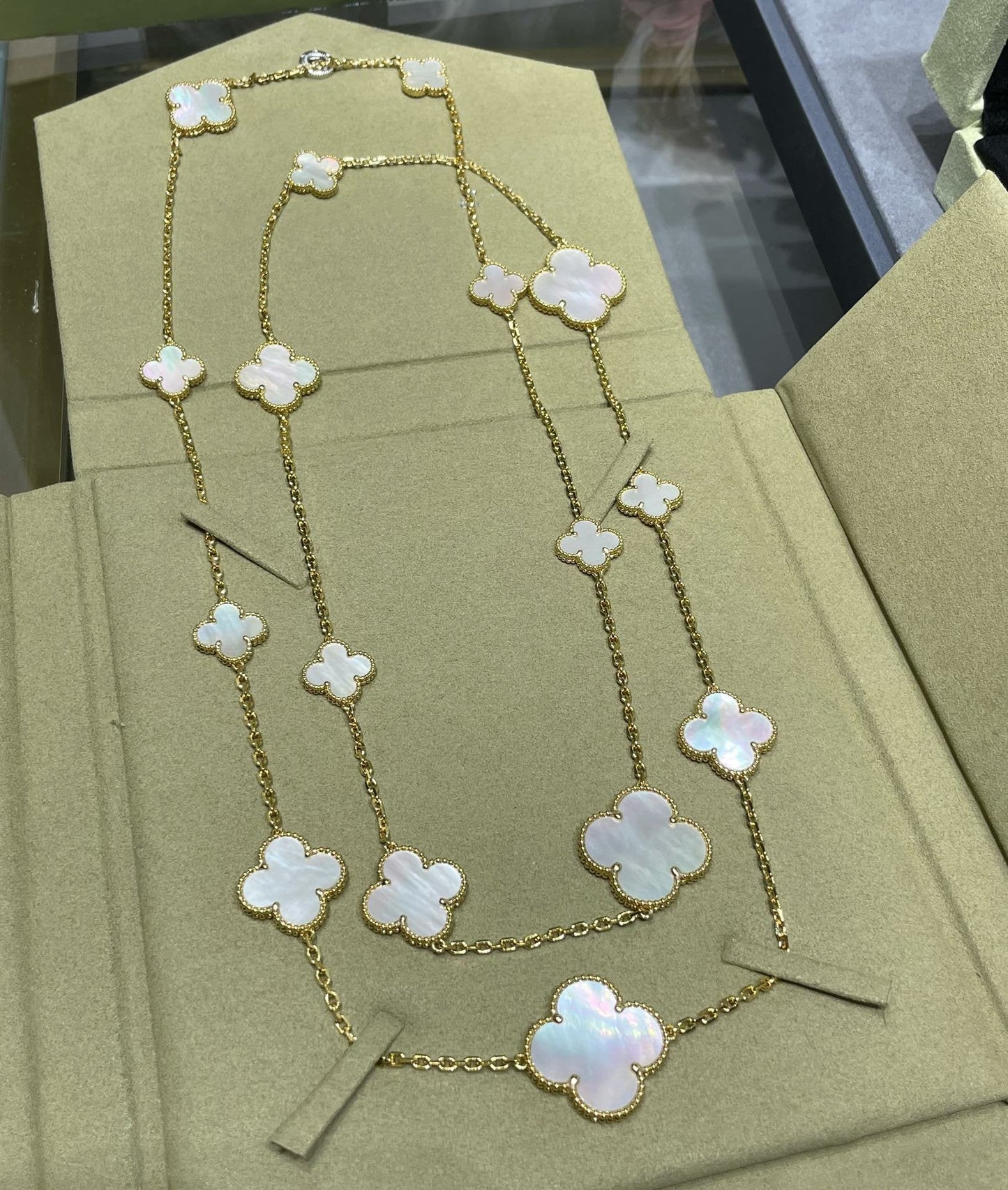 [Glitter Jewelry]CLOVER 16 MOTIF WHITE MOP GOLD NECKLACE