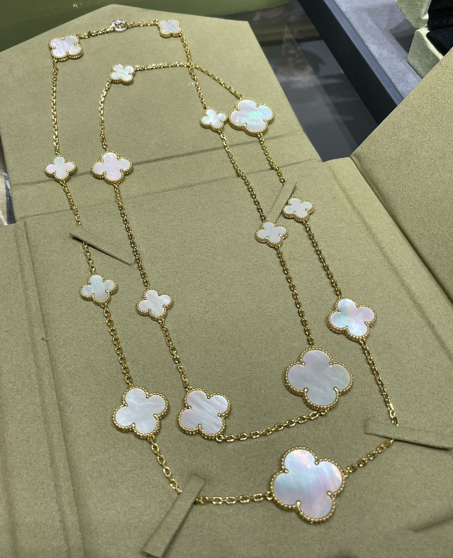 [Glitter Jewelry]CLOVER 16 MOTIF WHITE MOP GOLD NECKLACE