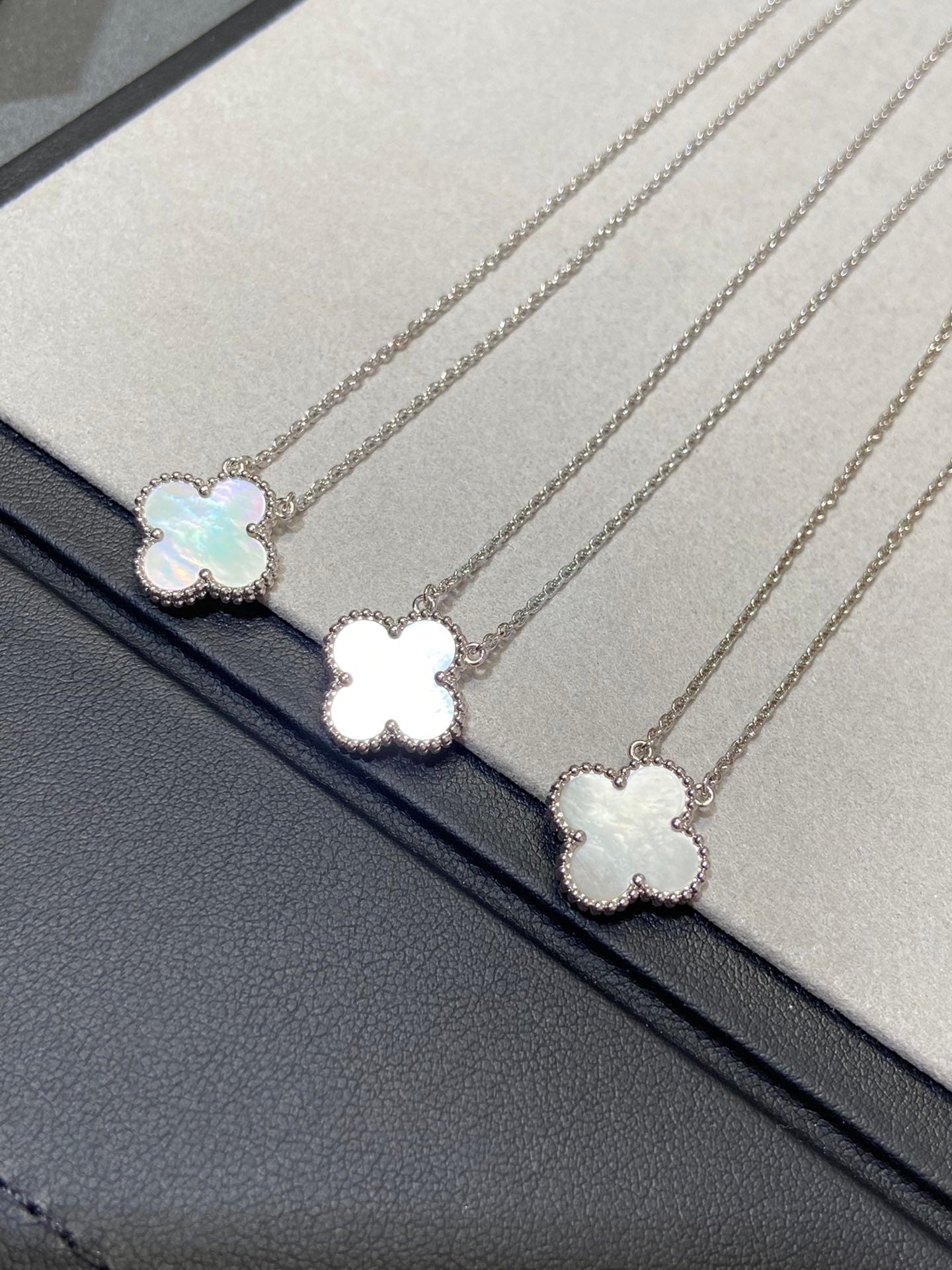 [Glitter Jewelry]CLOVER MEDIUM SILVER WHITE MOP NECKLACE