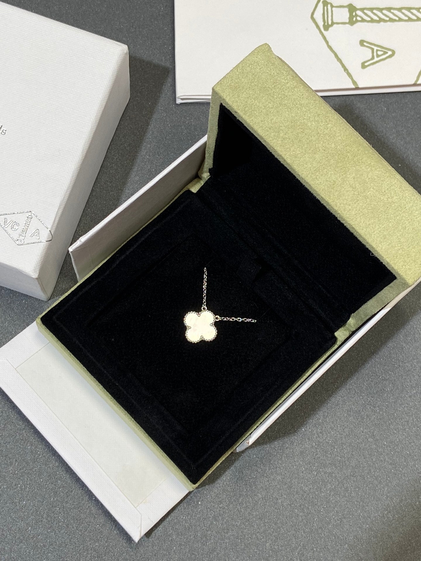 [Glitter Jewelry]CLOVER MEDIUM SILVER WHITE MOP NECKLACE