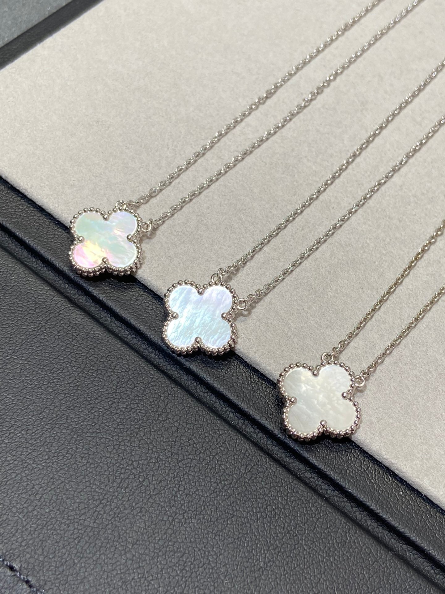 [Glitter Jewelry]CLOVER MEDIUM SILVER WHITE MOP NECKLACE