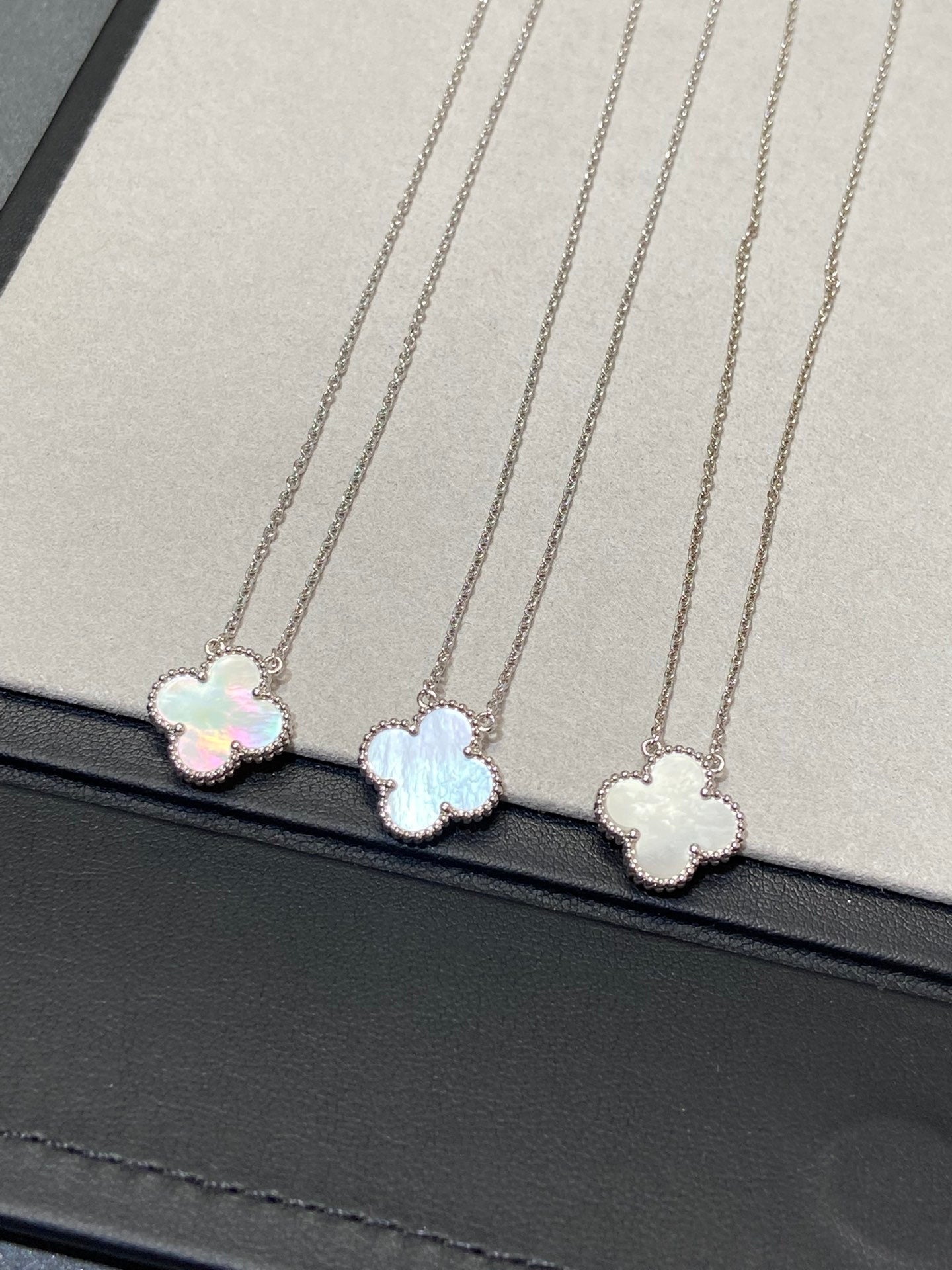 [Glitter Jewelry]CLOVER MEDIUM SILVER WHITE MOP NECKLACE