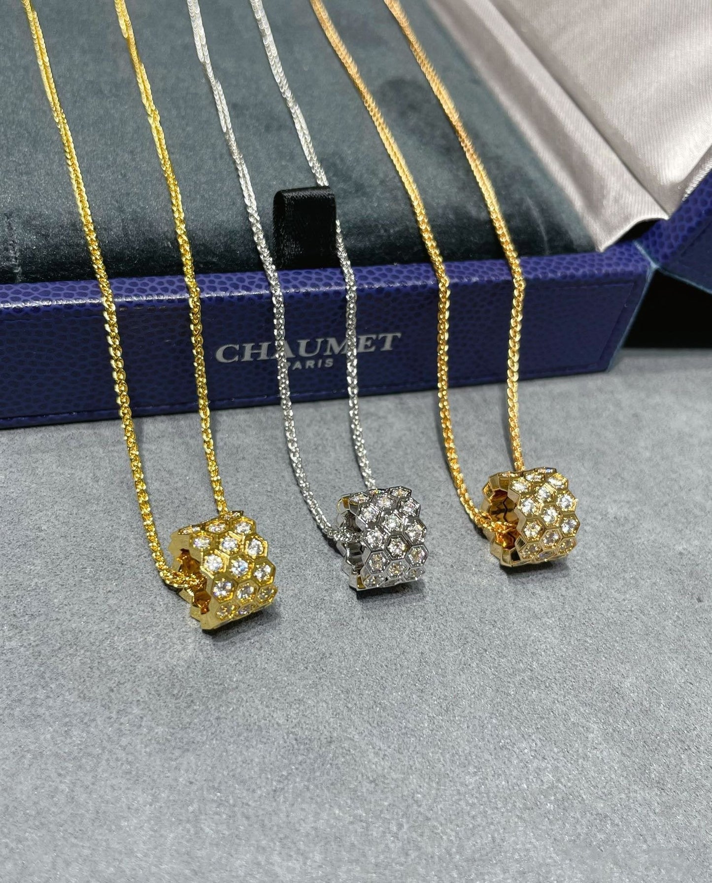 [Glitter Jewelry]BEE LOVE DIAMOND PAVED 3 ROW NECKLACE