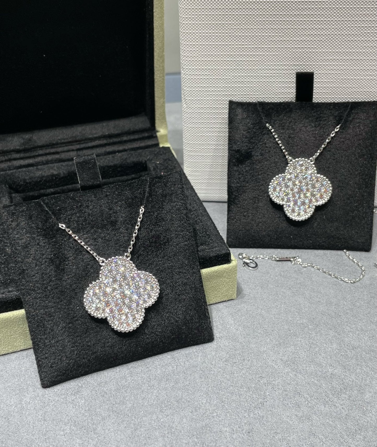 [Glitter Jewelry]CLOVER 25MM LARGE PENDANT DIAMOND PAVED SILVER NECKLACE
