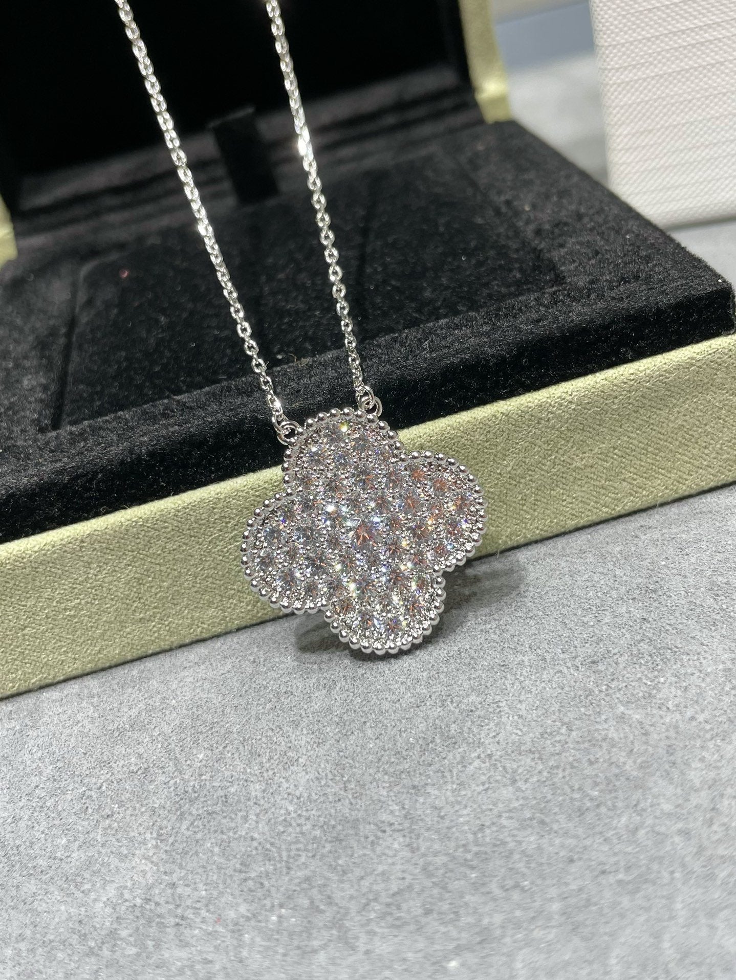 [Glitter Jewelry]CLOVER 25MM LARGE PENDANT DIAMOND PAVED SILVER NECKLACE
