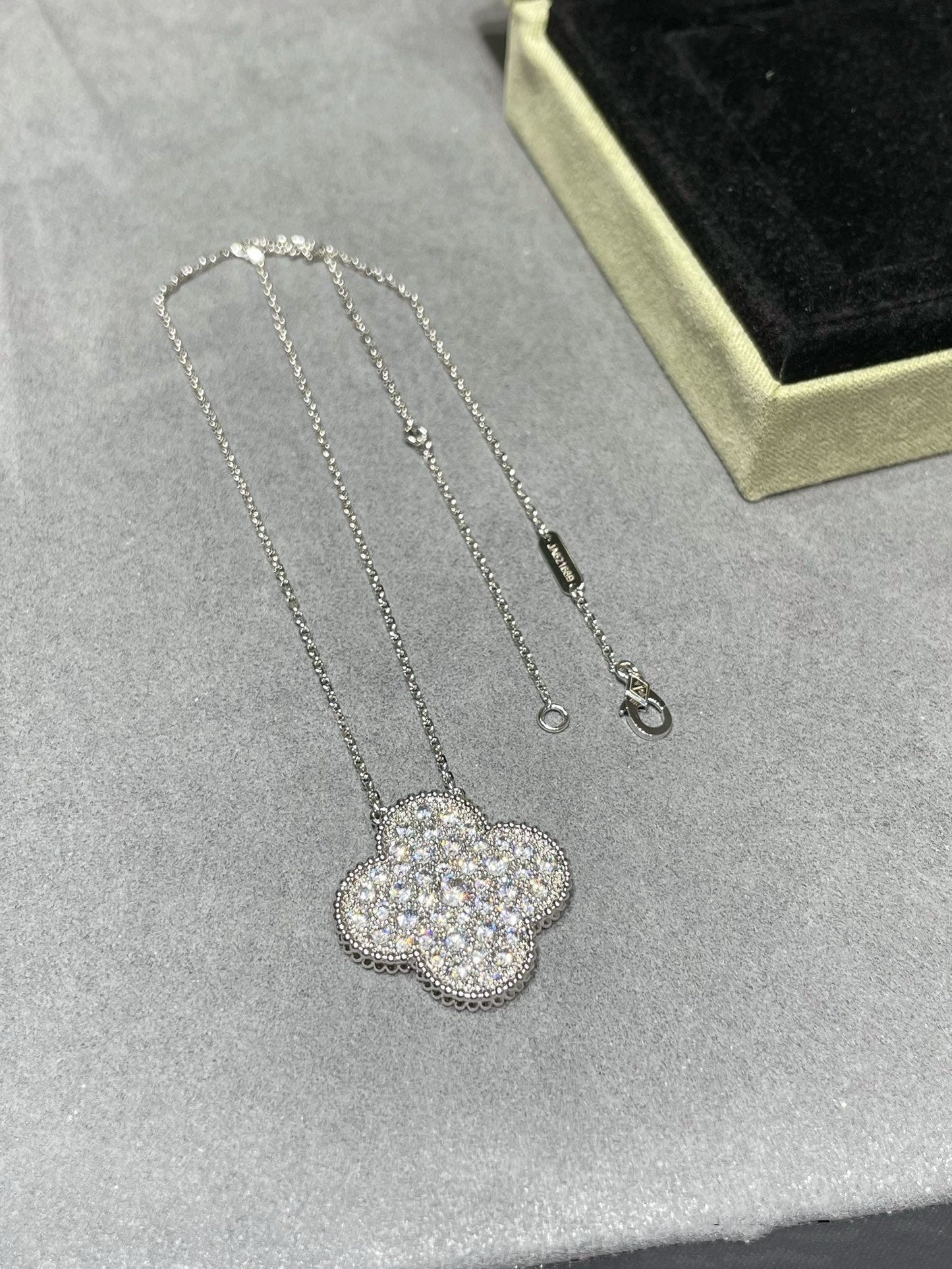 [Glitter Jewelry]CLOVER 25MM LARGE PENDANT DIAMOND PAVED SILVER NECKLACE