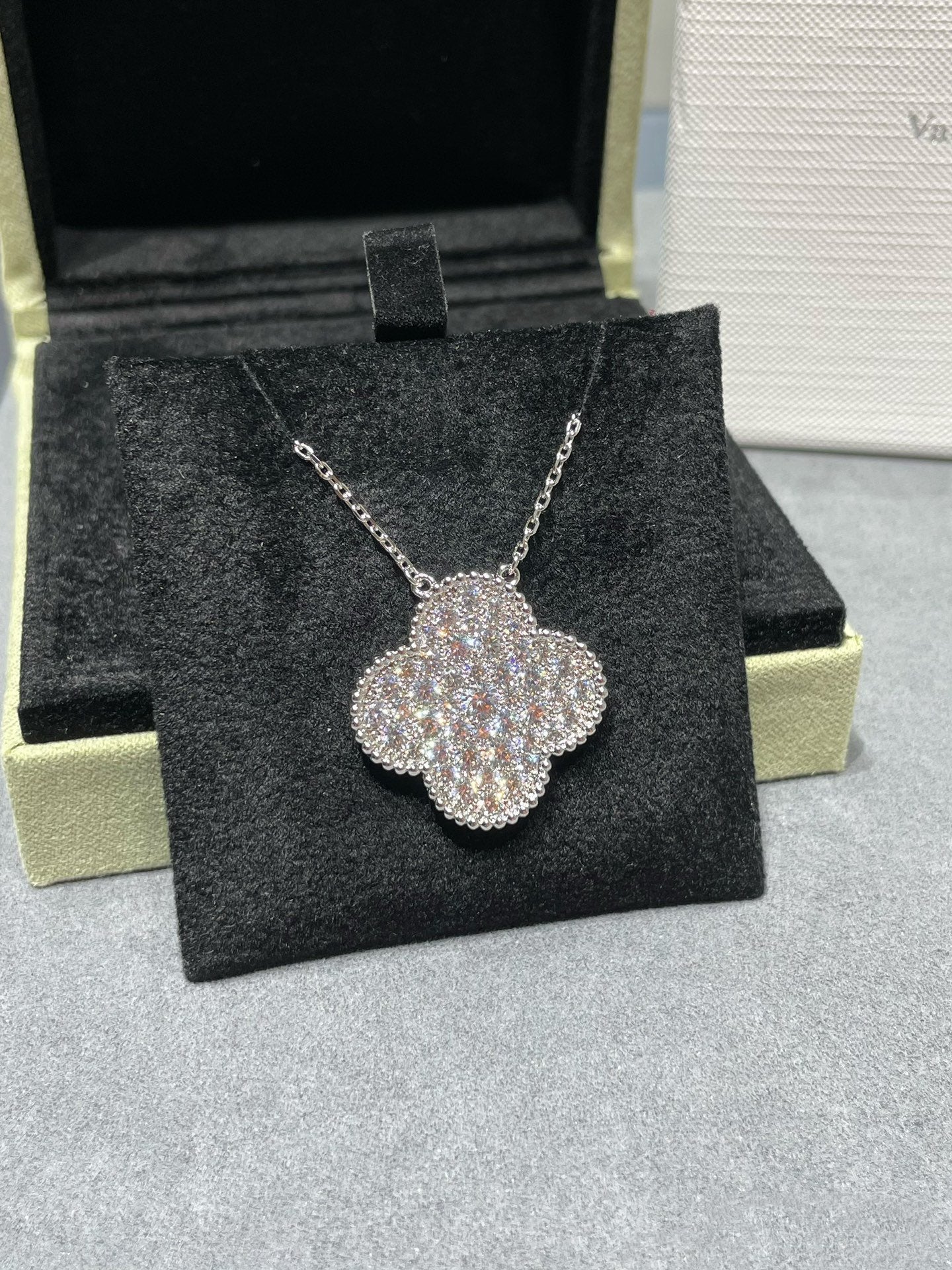 [Glitter Jewelry]CLOVER 25MM LARGE PENDANT DIAMOND PAVED SILVER NECKLACE