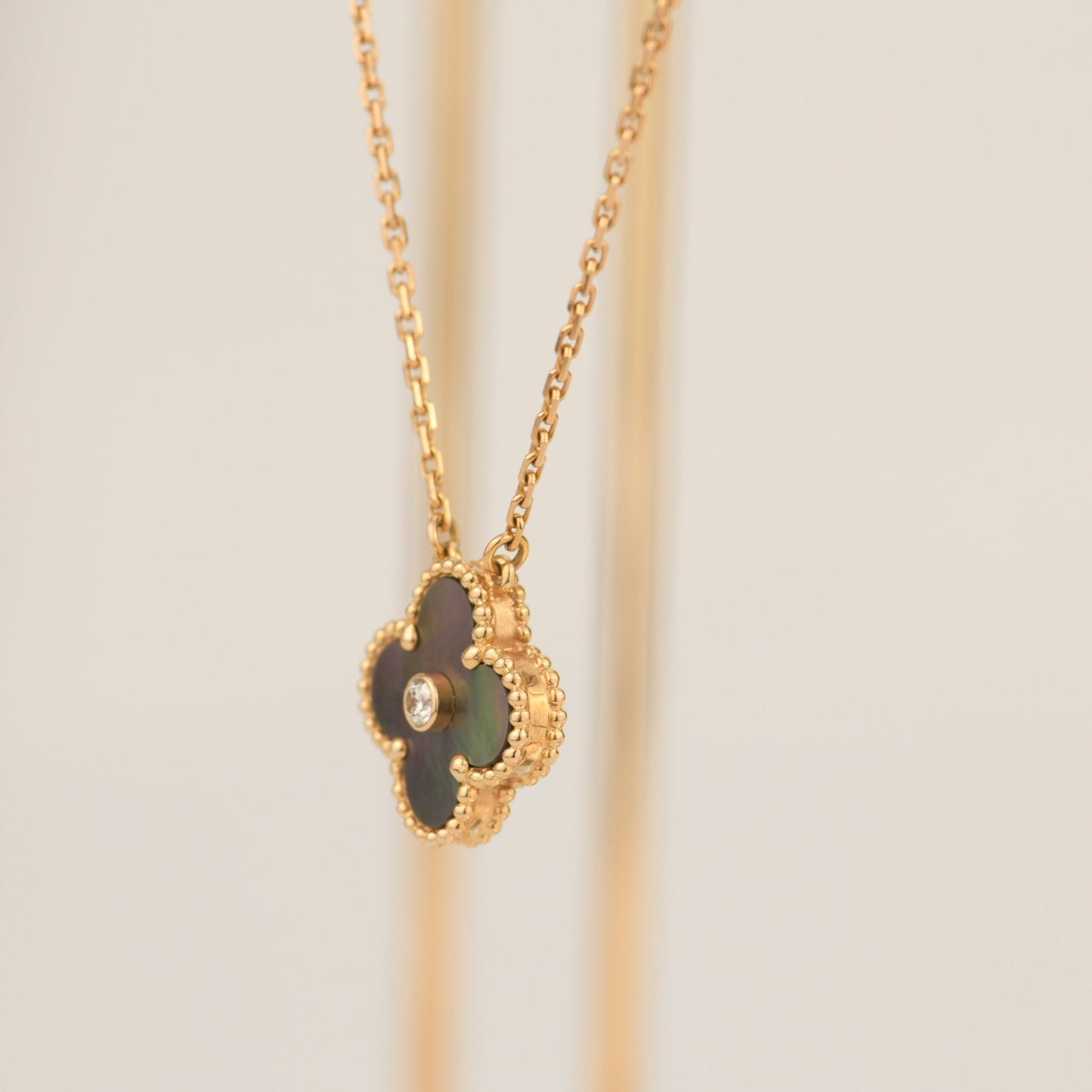 [Glitter Jewelry]CLOVER 15MM DIAMOND AND MOTHER-OF-GREY NECKLACE