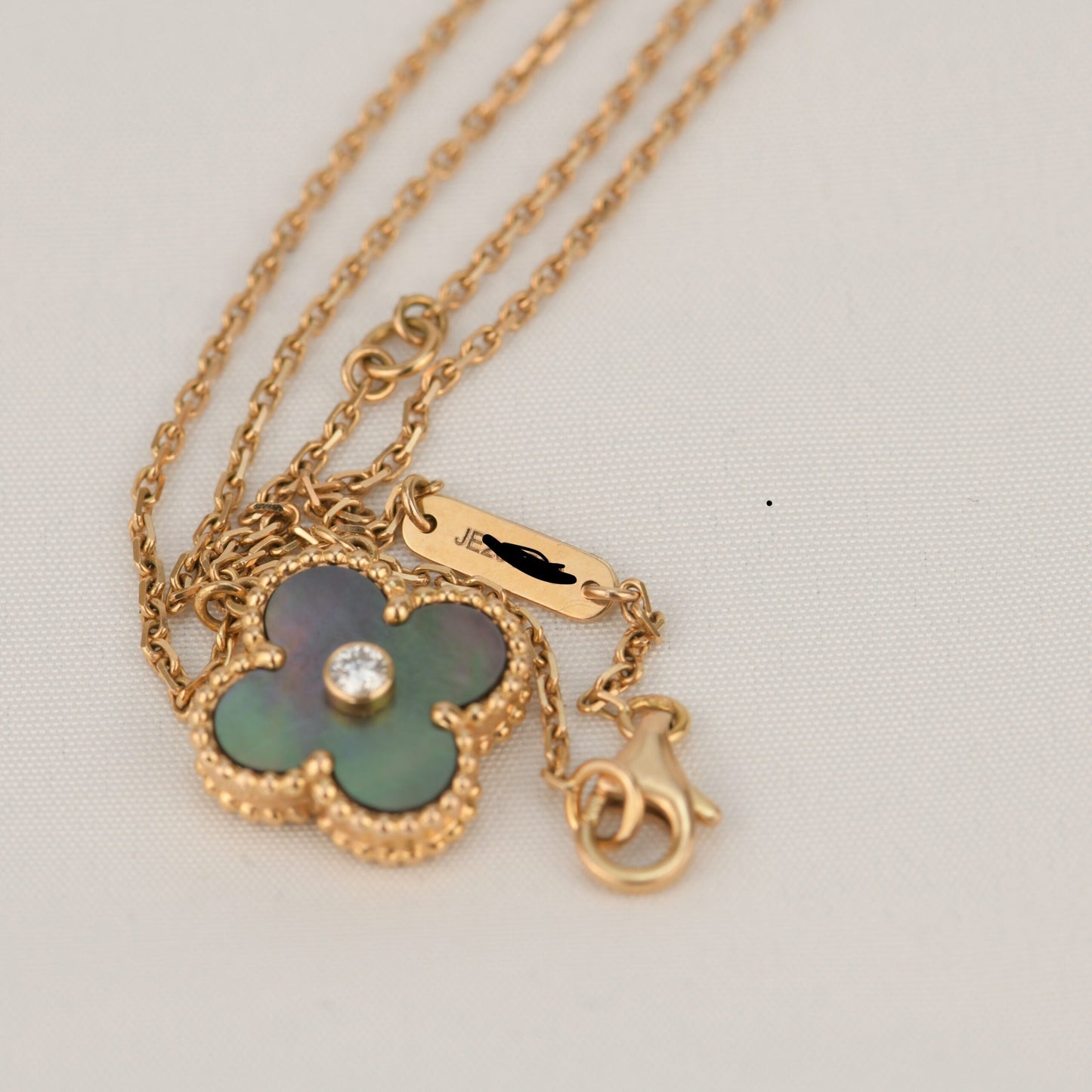 [Glitter Jewelry]CLOVER 15MM DIAMOND AND MOTHER-OF-GREY NECKLACE