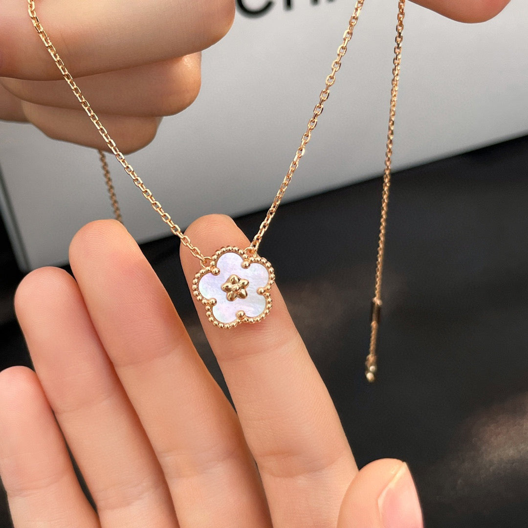 [Glitter Jewelry]LUCKY  WHITE MOP  PLUM BLOSSOM NECKLACE