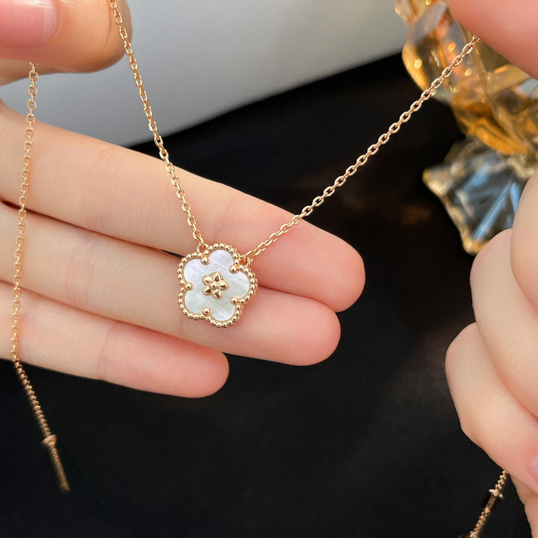 [Glitter Jewelry]LUCKY  WHITE MOP  PLUM BLOSSOM NECKLACE