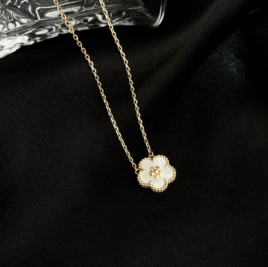 [Glitter Jewelry]LUCKY  WHITE MOP  PLUM BLOSSOM NECKLACE