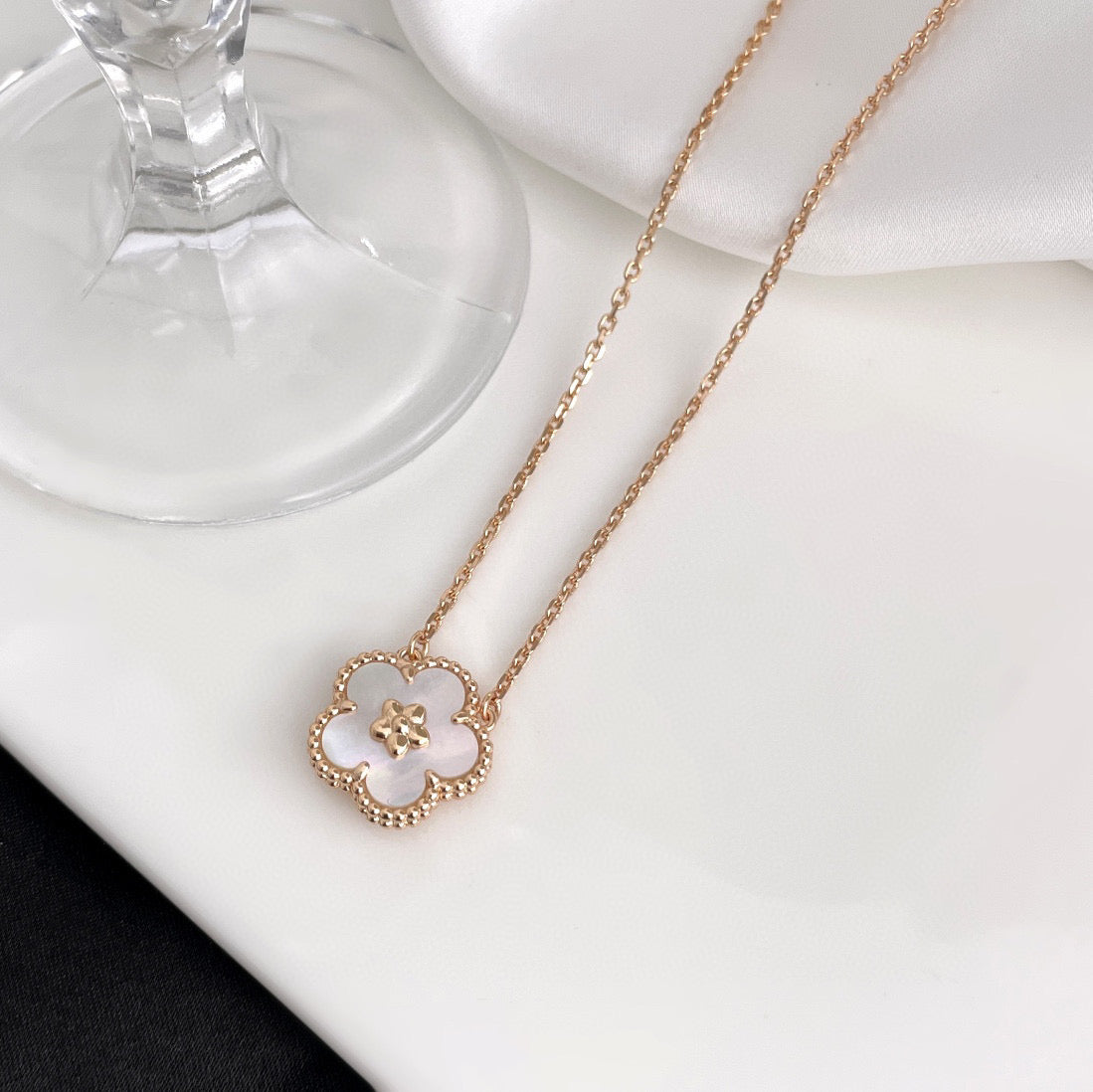 [Glitter Jewelry]LUCKY  WHITE MOP  PLUM BLOSSOM NECKLACE