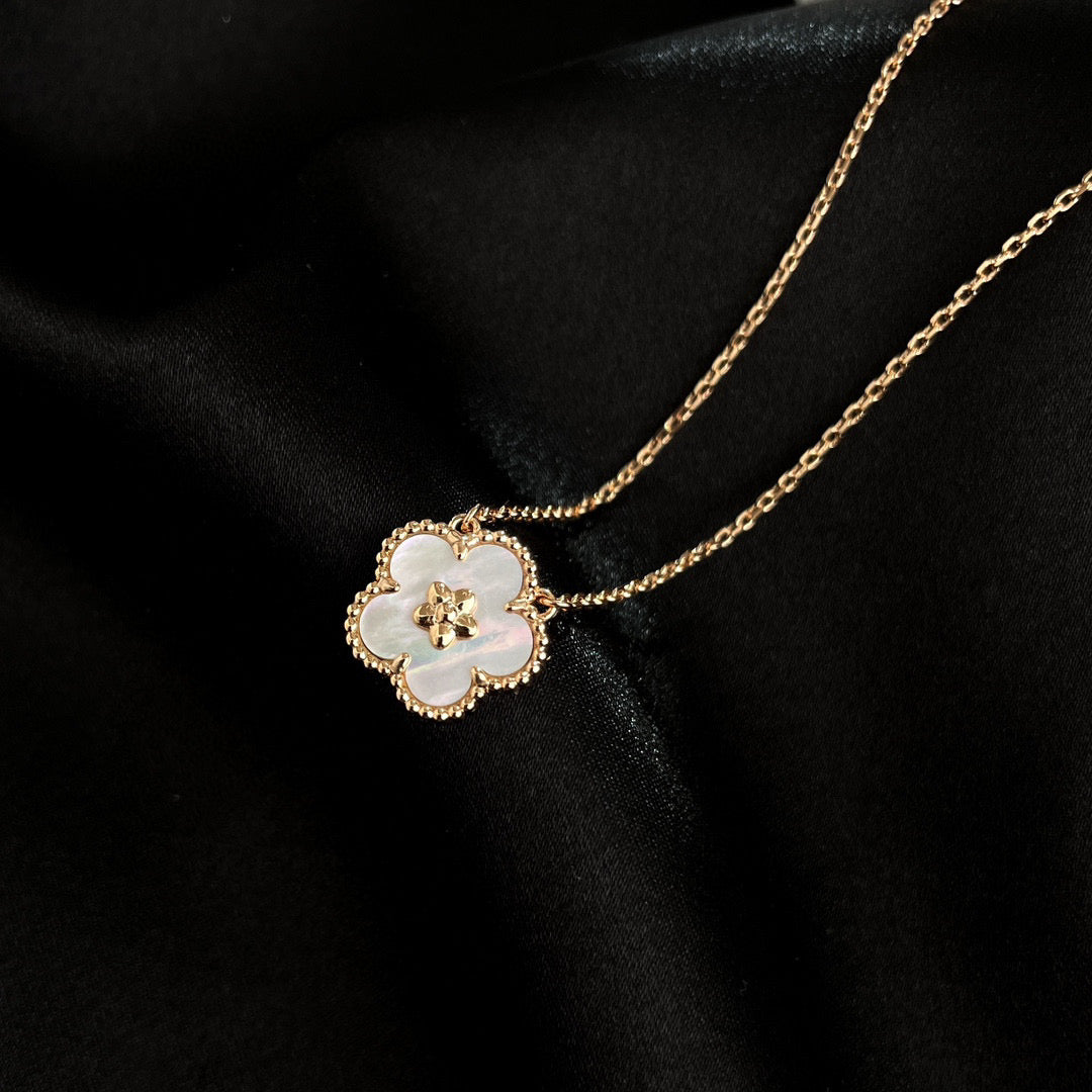 [Glitter Jewelry]LUCKY  WHITE MOP  PLUM BLOSSOM NECKLACE