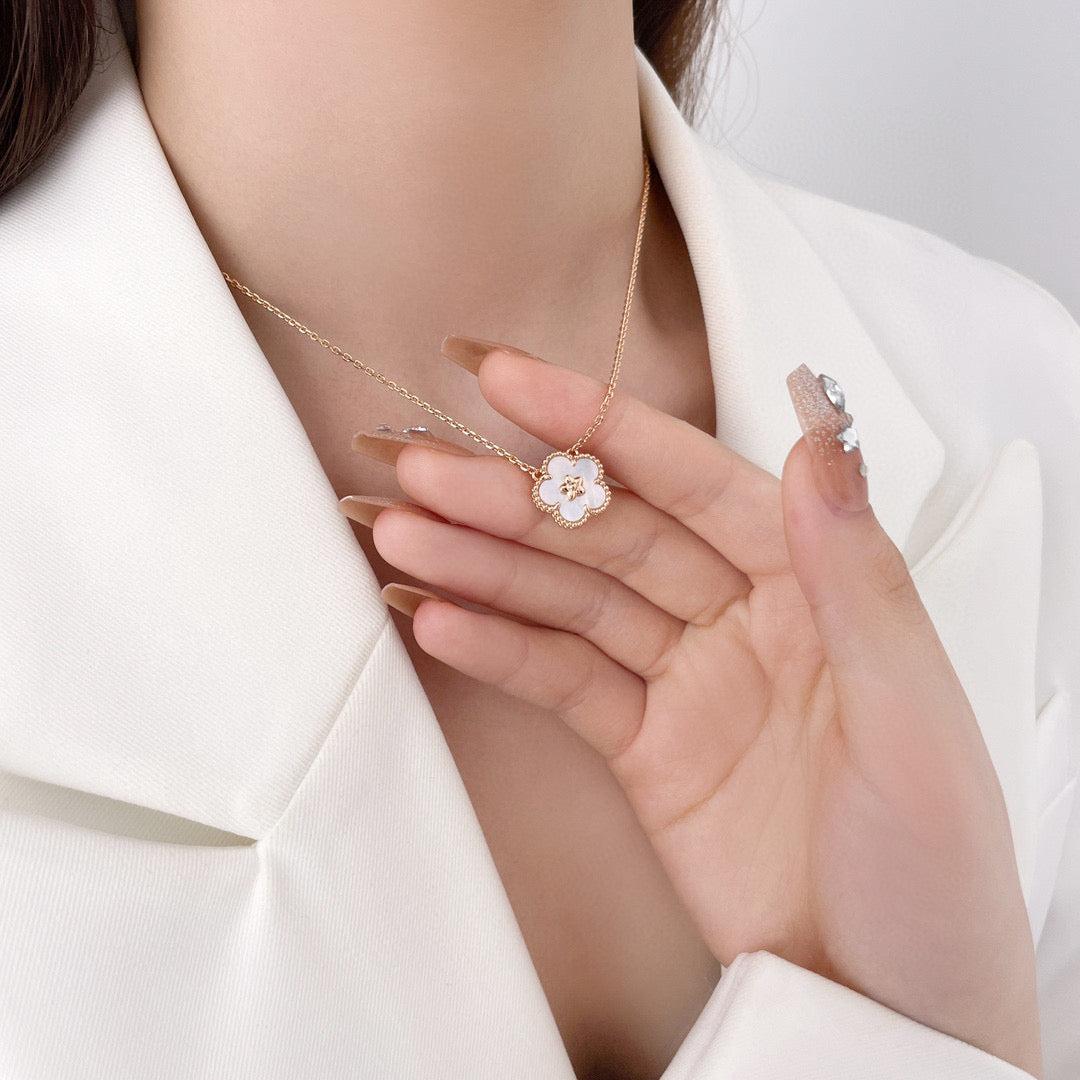 [Glitter Jewelry]LUCKY  WHITE MOP  PLUM BLOSSOM NECKLACE