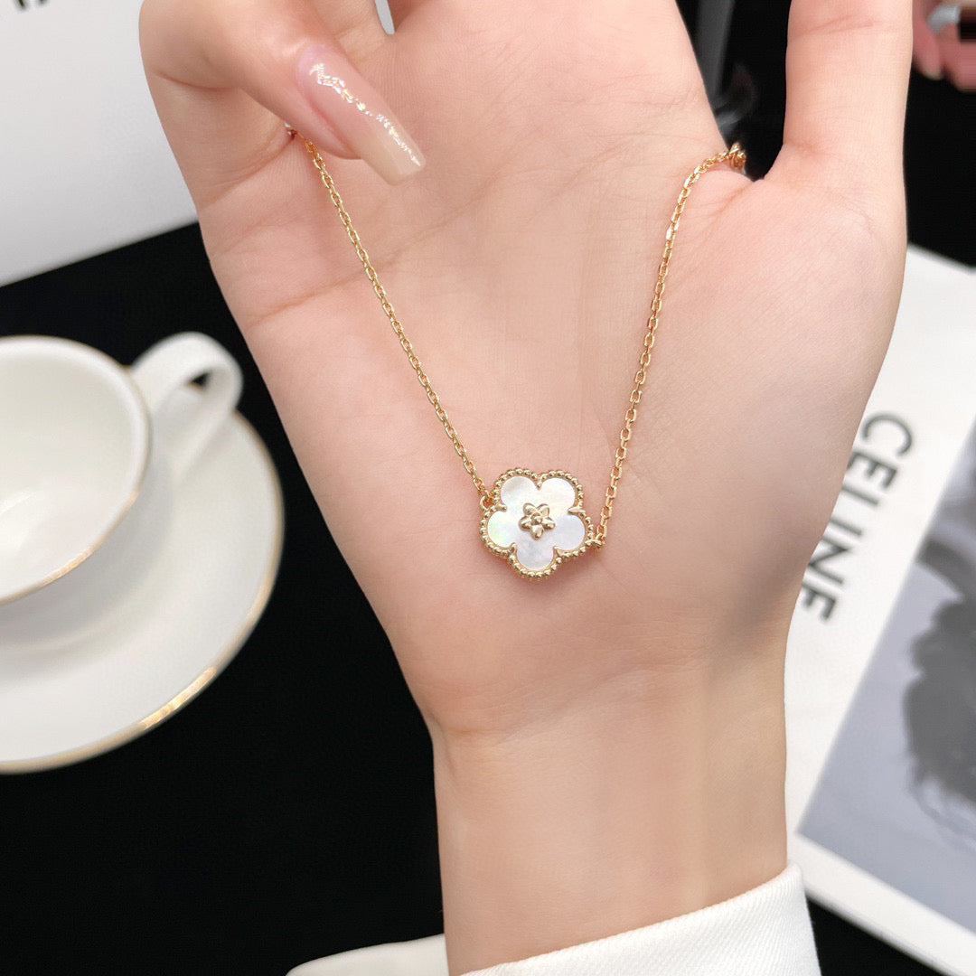 [Glitter Jewelry]LUCKY  WHITE MOP  PLUM BLOSSOM NECKLACE