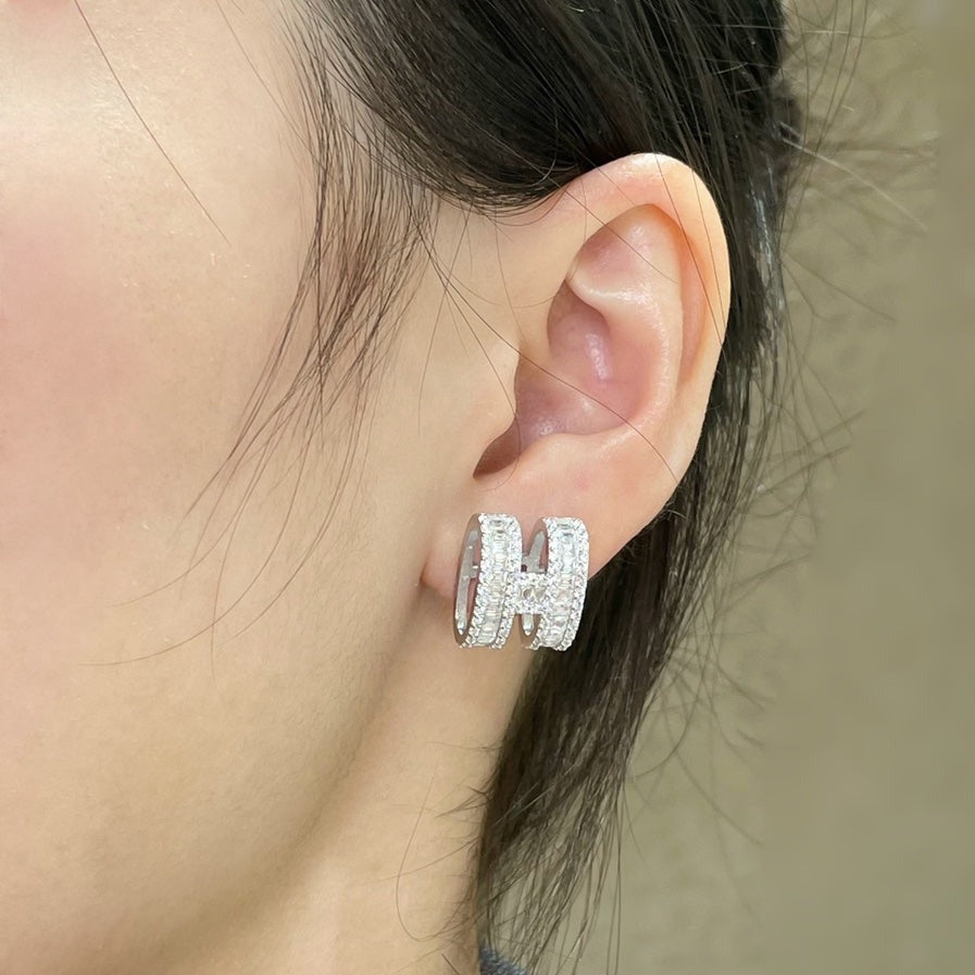 [Glitter Jewelry]H STUD EARRINGS WITH SILVER DIAMONDS