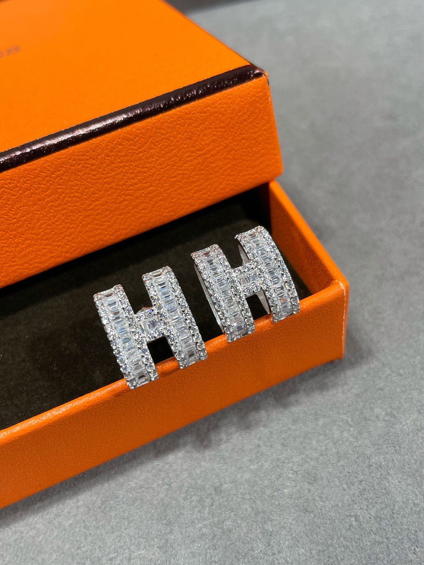 [Glitter Jewelry]H STUD EARRINGS WITH SILVER DIAMONDS