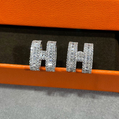 [Glitter Jewelry]H STUD EARRINGS WITH SILVER DIAMONDS