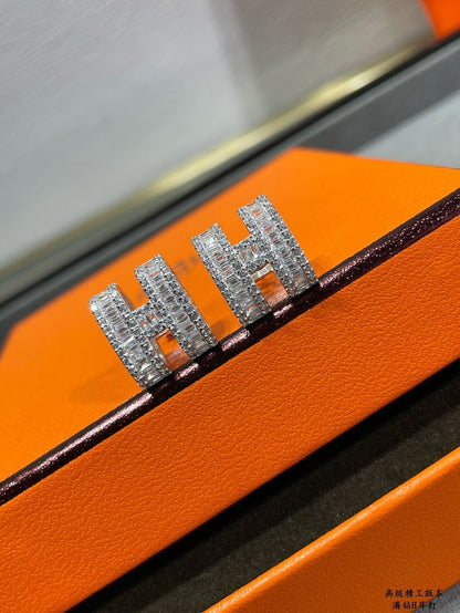 [Glitter Jewelry]H STUD EARRINGS WITH SILVER DIAMONDS