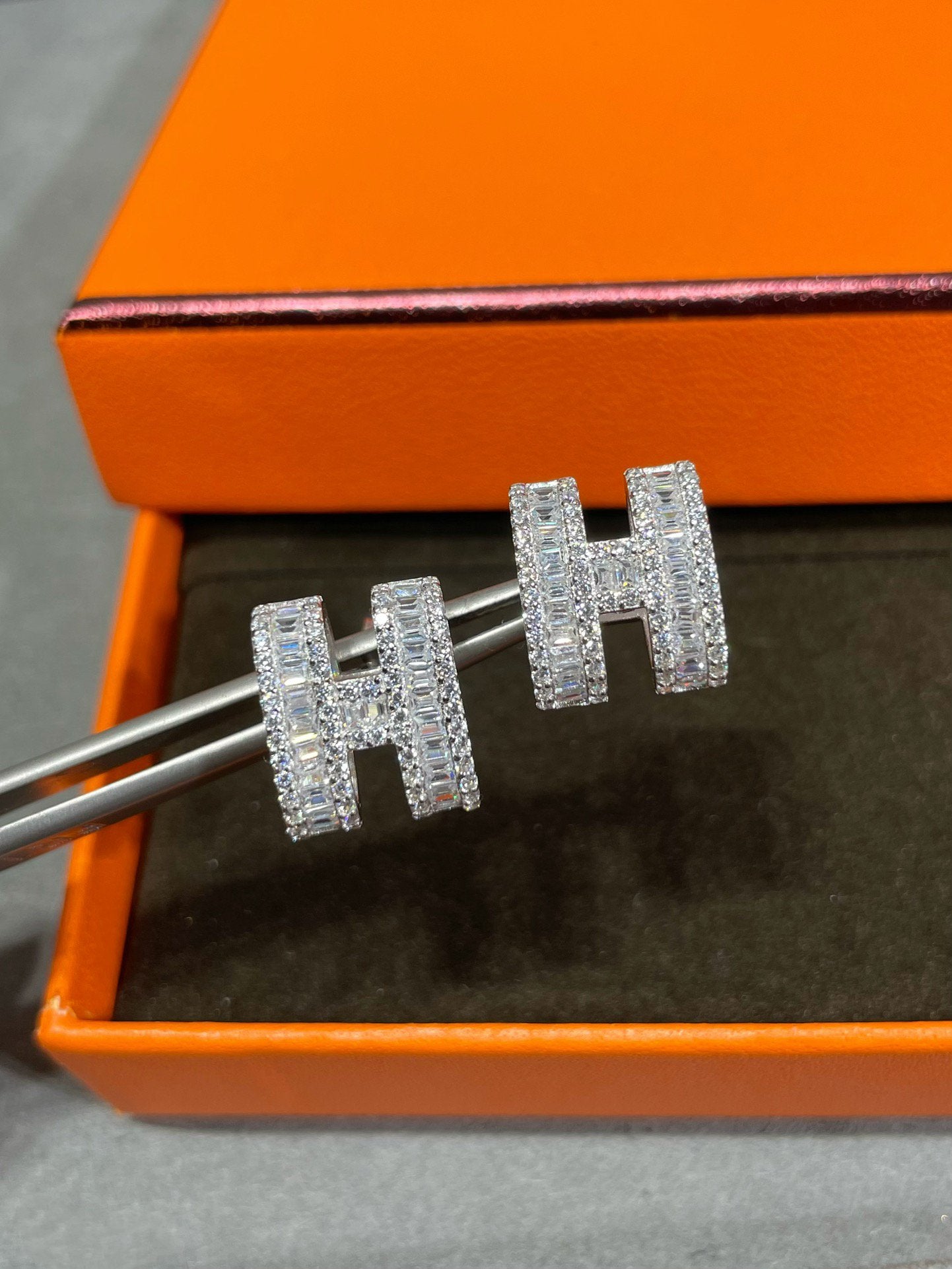 [Glitter Jewelry]H STUD EARRINGS WITH SILVER DIAMONDS