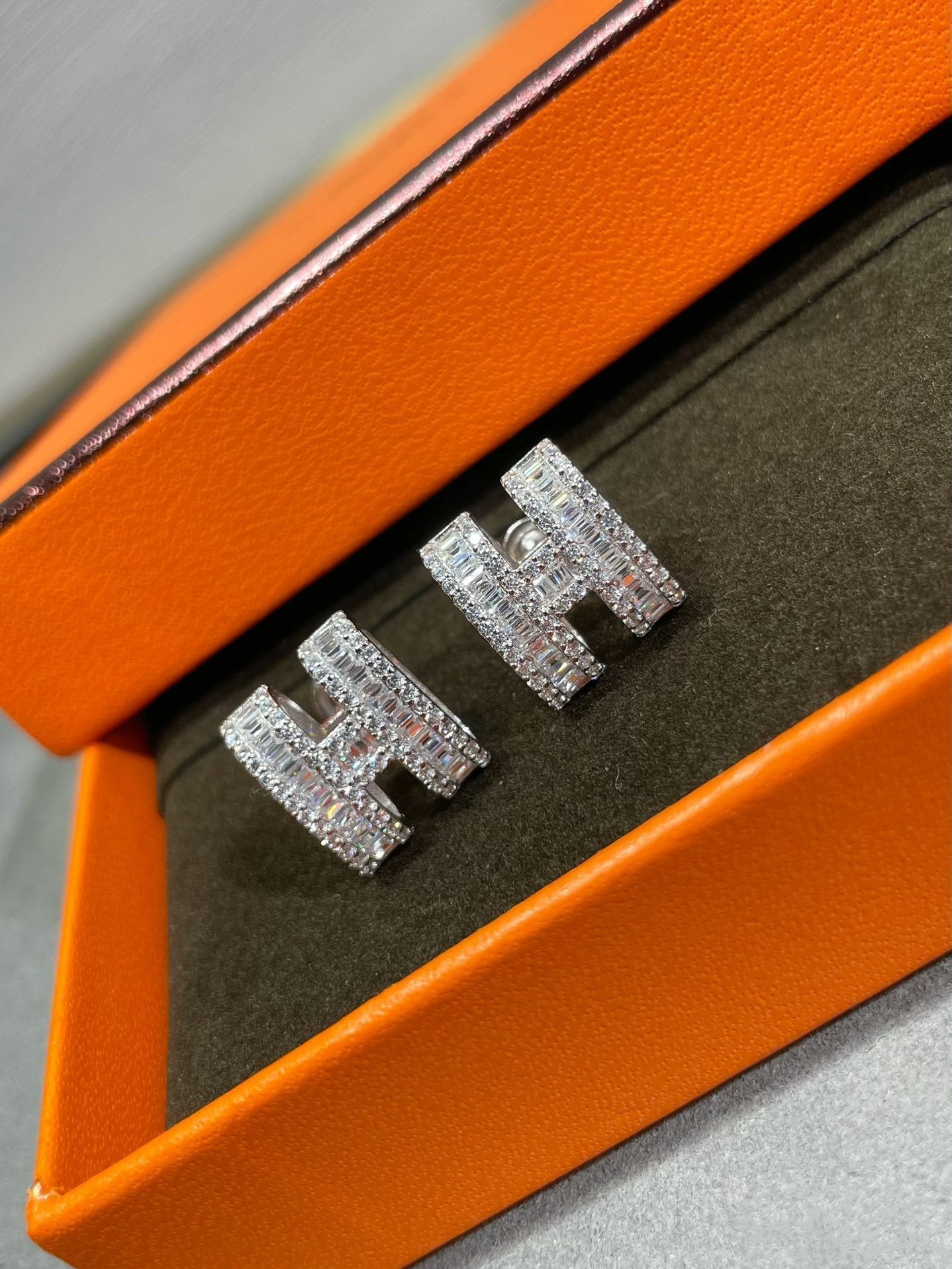 [Glitter Jewelry]H STUD EARRINGS WITH SILVER DIAMONDS