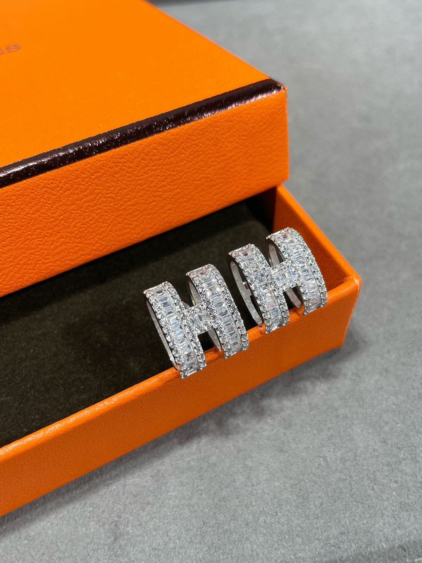 [Glitter Jewelry]H STUD EARRINGS WITH SILVER DIAMONDS