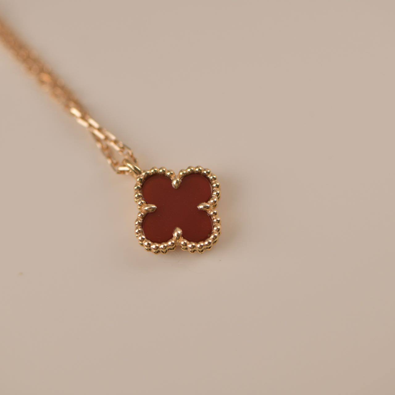 [Glitter Jewelry]CLOVER MINI 9.5MM WHITE CARNELIANS NECKLACE