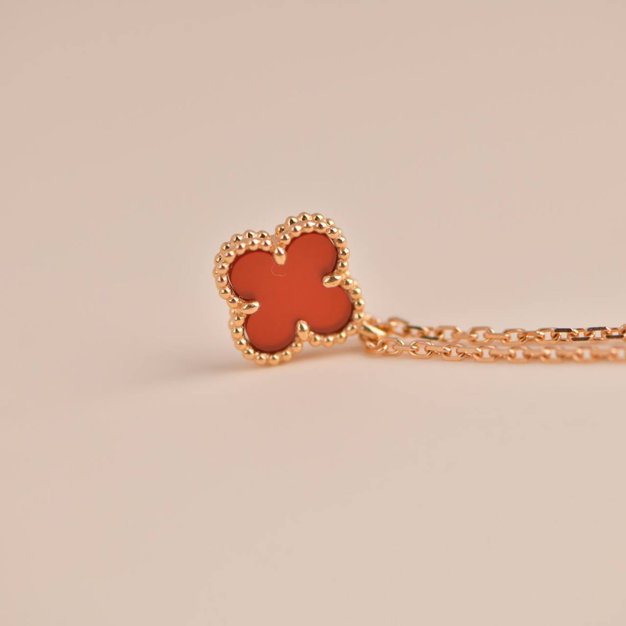 [Glitter Jewelry]CLOVER MINI 9.5MM WHITE CARNELIANS NECKLACE