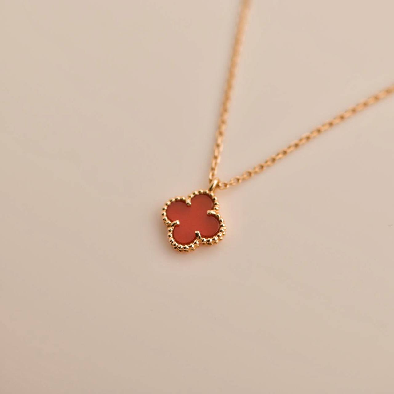 [Glitter Jewelry]CLOVER MINI 9.5MM WHITE CARNELIANS NECKLACE